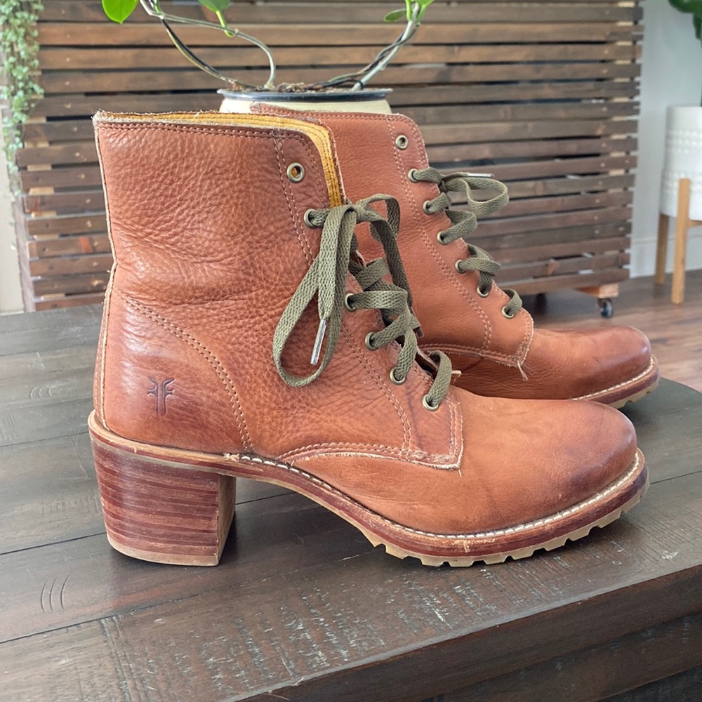 FRYE SABRINA LACE UP BOOT SIZE 9.5 womens